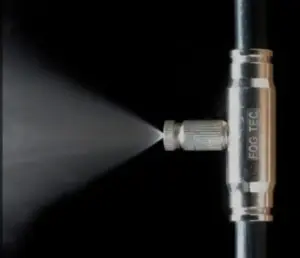 تبخر قطرات الضباب الصناعي في الهواء لتخفيض الحرارة وتنقية الجو.