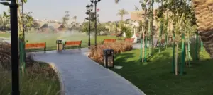 تصميم شلالات ونوافير مدمجة مع جهاز ضباب مخفي لحديقة خلابة