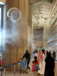 تلطيف أجواء حديقة فيلا فاخرة باستخدام نظام الضباب الصناعي