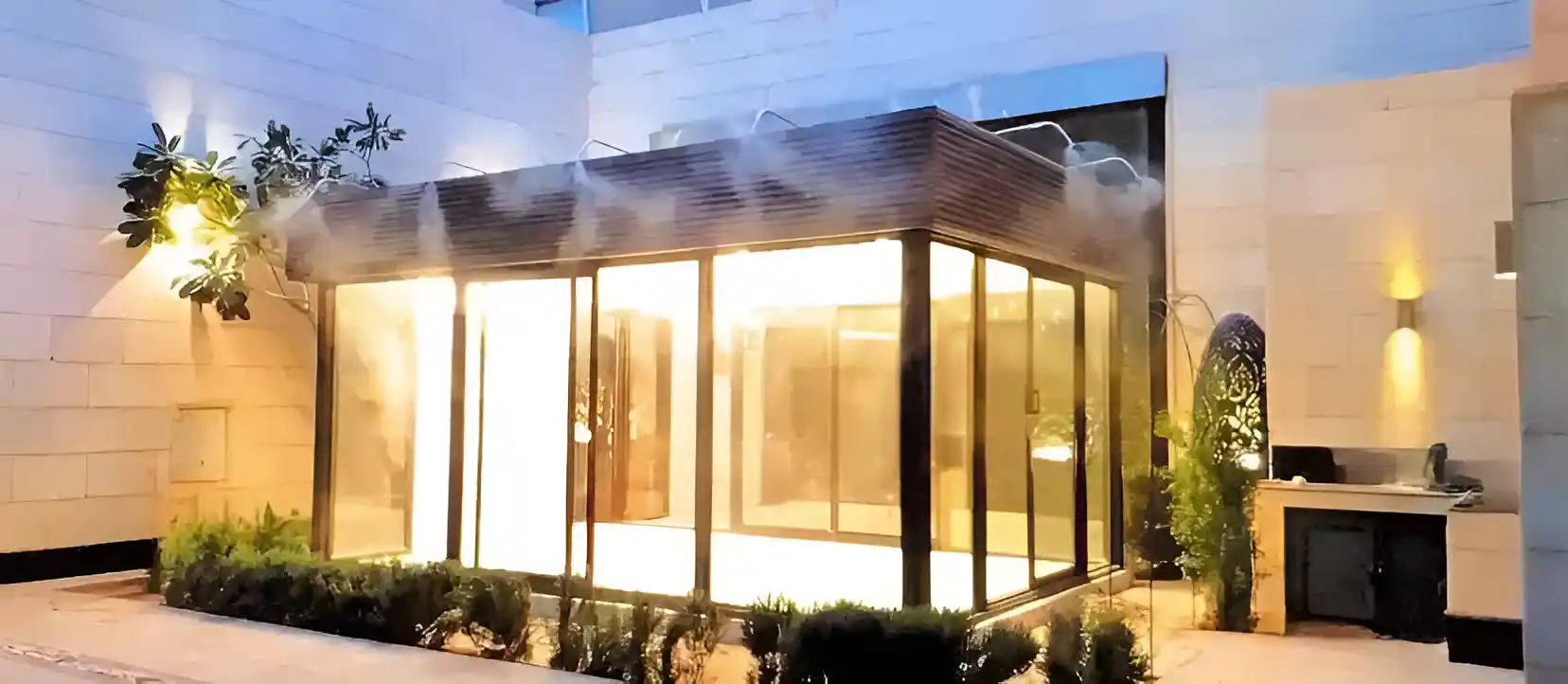 تصميم وتبريد الجلسات الخارجية باستخدام أفضل جهاز ضباب احترافي يعمل بالضغط العالي لمنع البلل.