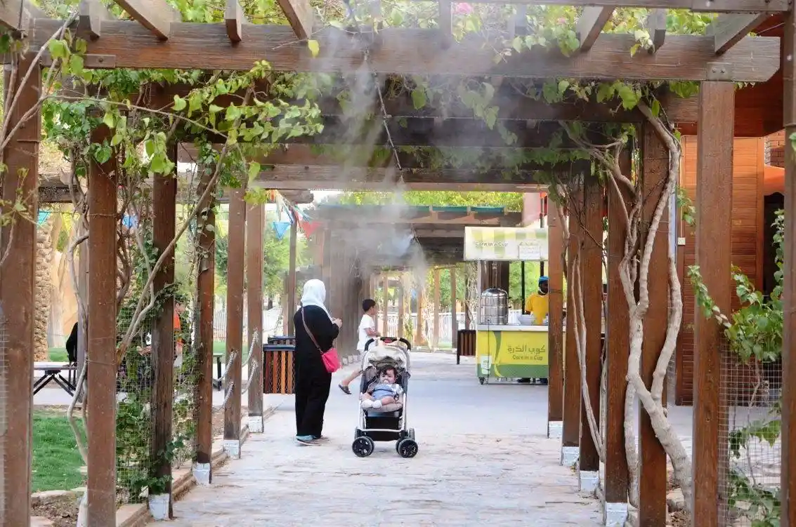 الفرق بين نظام الضباب الصناعي والرذاذ العادي (أيهما تختار؟)