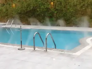 تمديد وتركيب مخفي لأنابيب الضباب داخل ديكورات الحوش والأسقف.